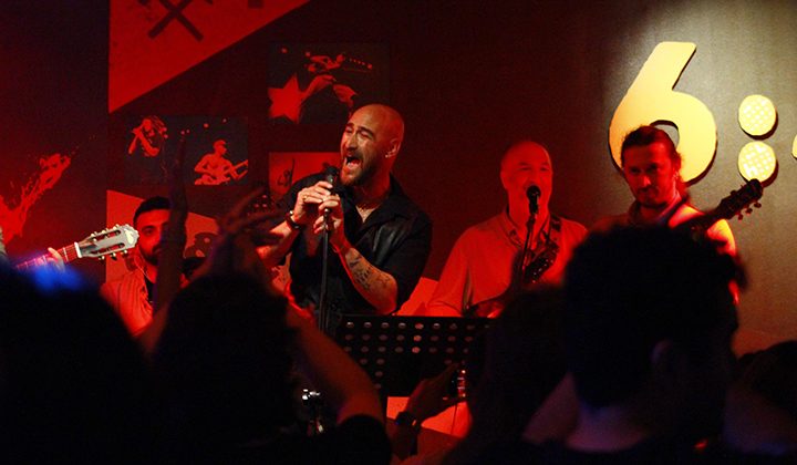 Çukur’un Victor’u Doğan Barış Yaşar Sahnedeydi: Hem Güldürdü Hem de Nostalji Yaşattı!