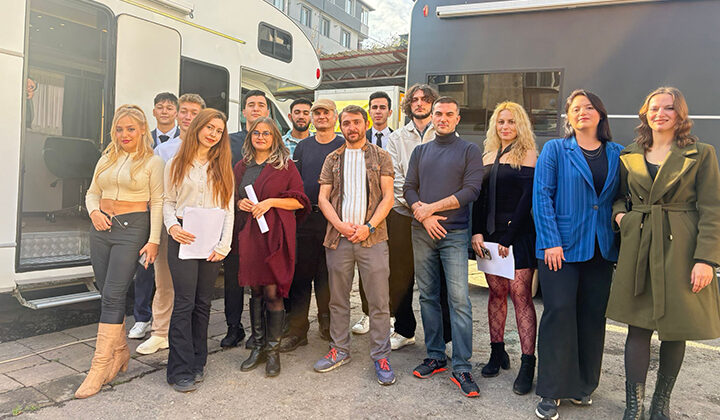 “3 2 1 KAOS” Sete Çıktı: Absürt Komedi Dünyasında Yeni Bir Dönem Başlıyor