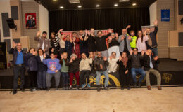 Kuşadası’nda “Yanlış Anladın Şekerim Malikane 698” Fırtınası: Okan Karacan Seyirciyi Kahkahaya Boğdu