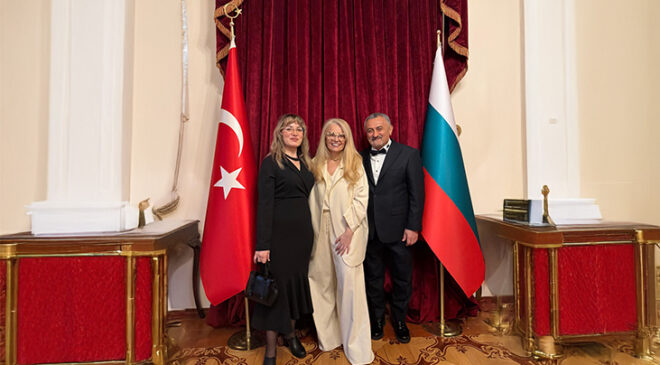 Sabit Akkaya’dan Sofya’da Zarif Bir Dokunuş: Özlem Süer Defilesine Backstage İmzası