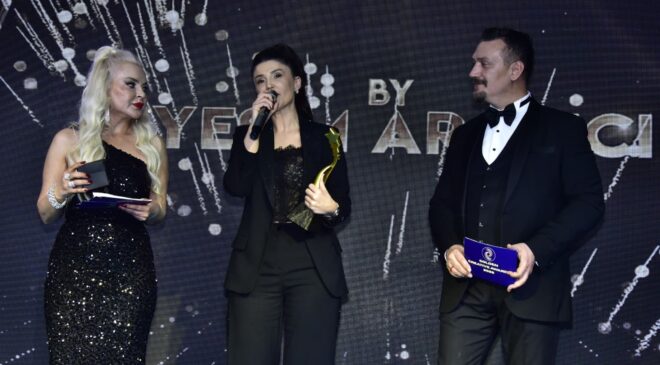 Ünlü sanatçı Esra Öztürk’e ödül