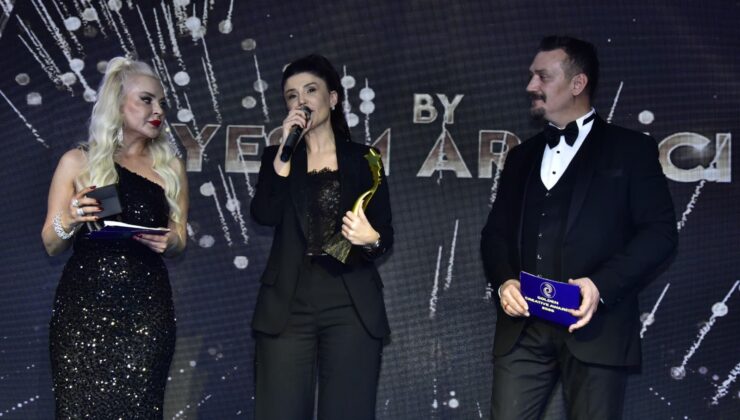 Ünlü sanatçı Esra Öztürk’e ödül