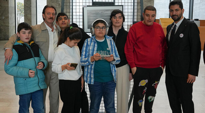 “Sessizliğin İzleri”: Orkun Ölmez’den Otizm Farkındalığı İçin Anlamlı Sergi