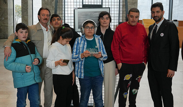“Sessizliğin İzleri”: Orkun Ölmez’den Otizm Farkındalığı İçin Anlamlı Sergi
