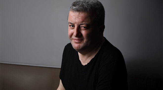 Oyuncu Abdullah Topal, performansıyla büyülüyor